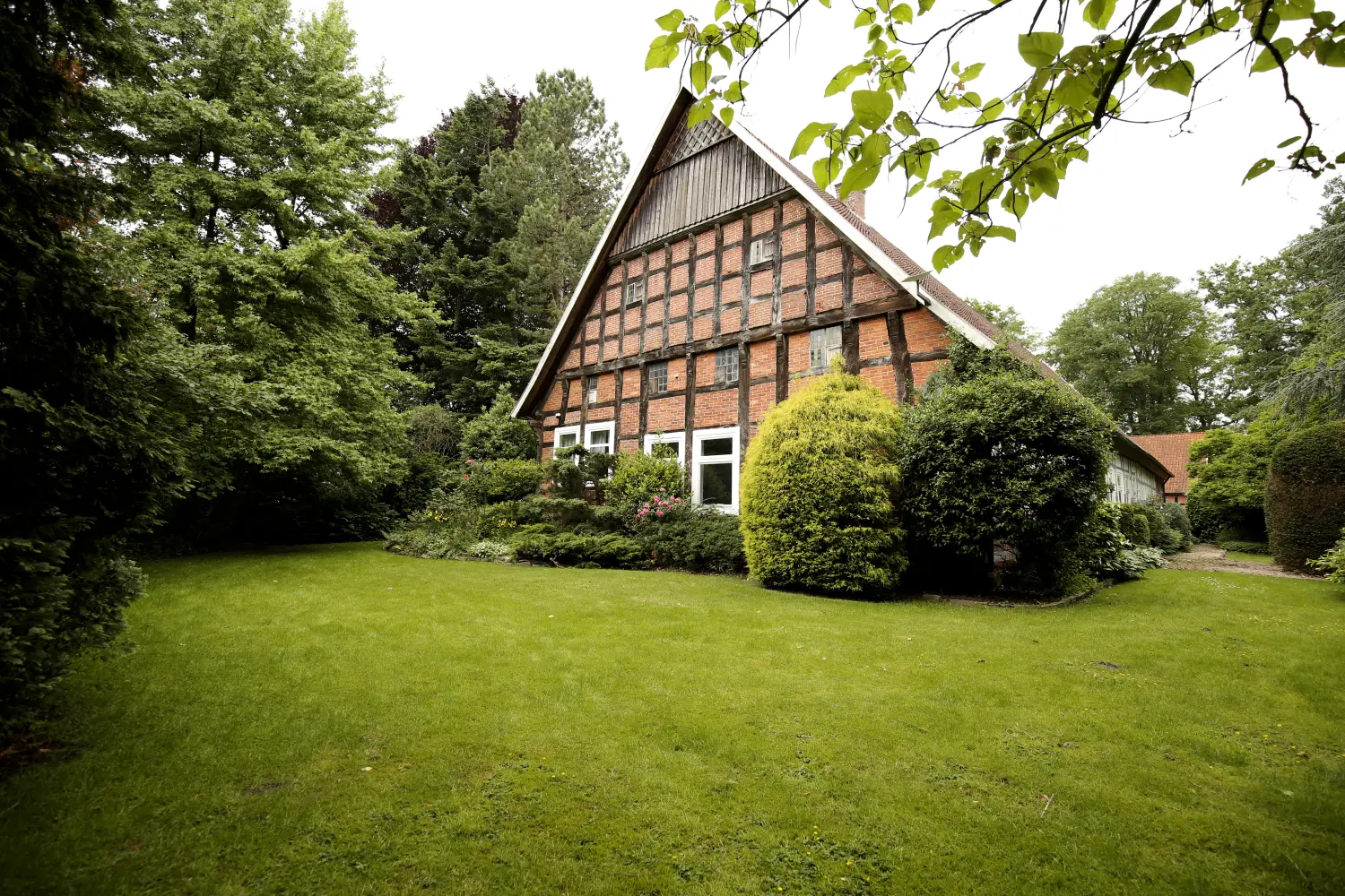 Historischer Giebel von Grosstierpraxis